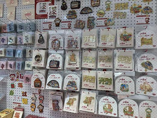 年轻人把冰箱门变成“旅行回忆录”｜华夏双节观察PG麻将胡了模拟器一代人有一代人的“宝贝”这届(图3)