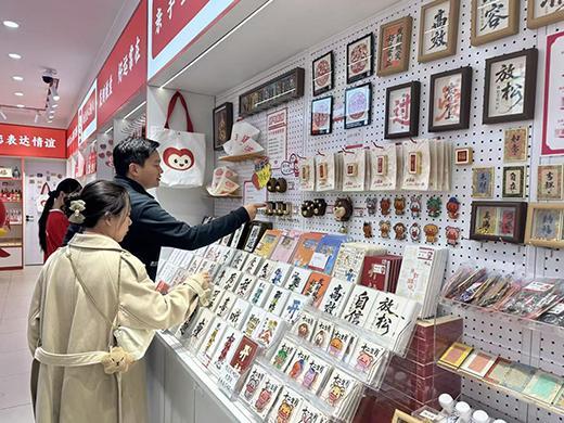 年轻人把冰箱门变成“旅行回忆录”｜华夏双节观察PG麻将胡了模拟器一代人有一代人的“宝贝”这届(图2)