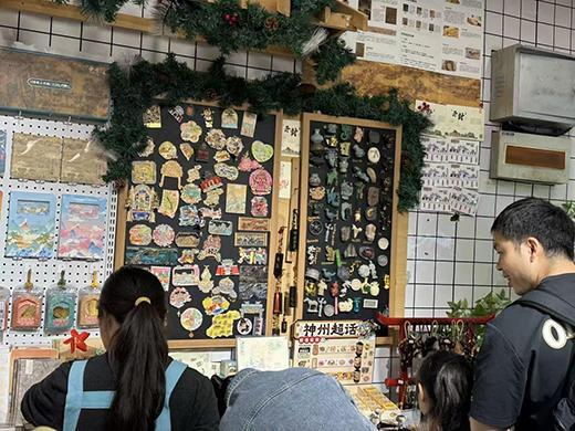 年轻人把冰箱门变成“旅行回忆录”｜华夏双节观察PG麻将胡了模拟器一代人有一代人的“宝贝”这届(图4)